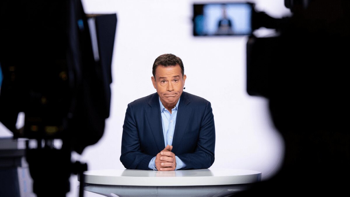 Howie Mandel ‘Kinda’ Regrets Apologizing to Kelly Ripa After Awkward Interview