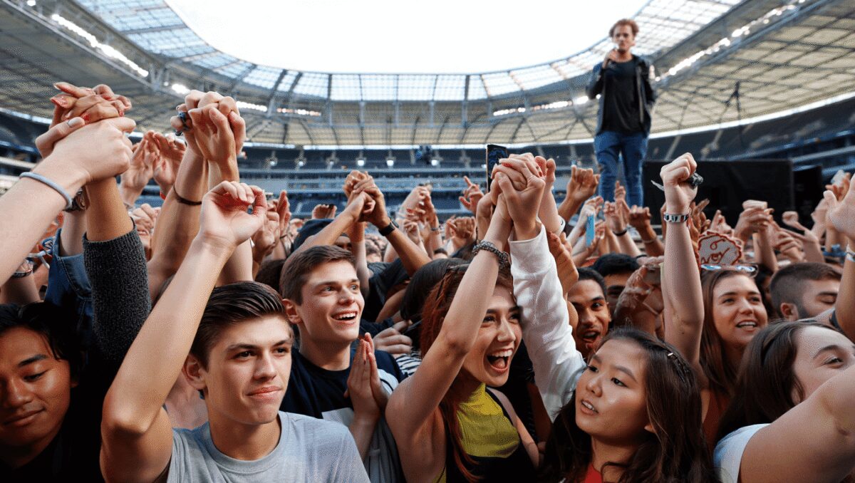 Noah Kahan Makes Fans Pledge Not to Poop Their Pants and ‘Put It on the Floor’ at His Concert