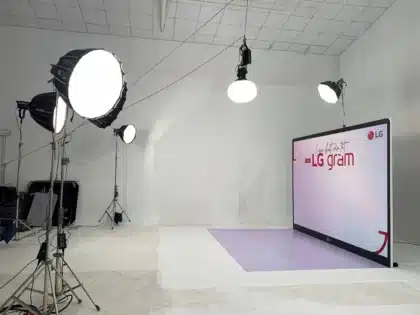 Estudio de televisión con scripts, silla de director y luces de estudio