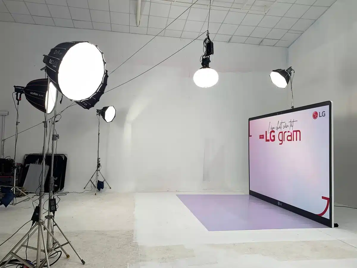 Estudio de televisión con scripts, silla de director y luces de estudio