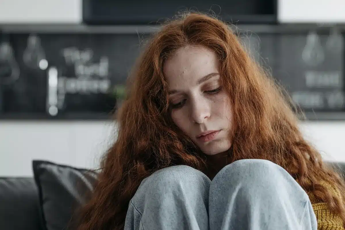 Žena izražava tugu i usamljenost nakon gubitka člana porodice