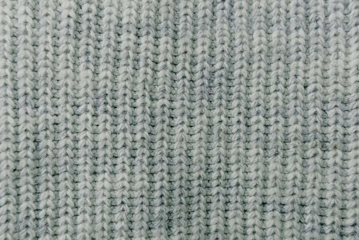 Nahaufnahme der weichen Stricktextur von Ballettflats