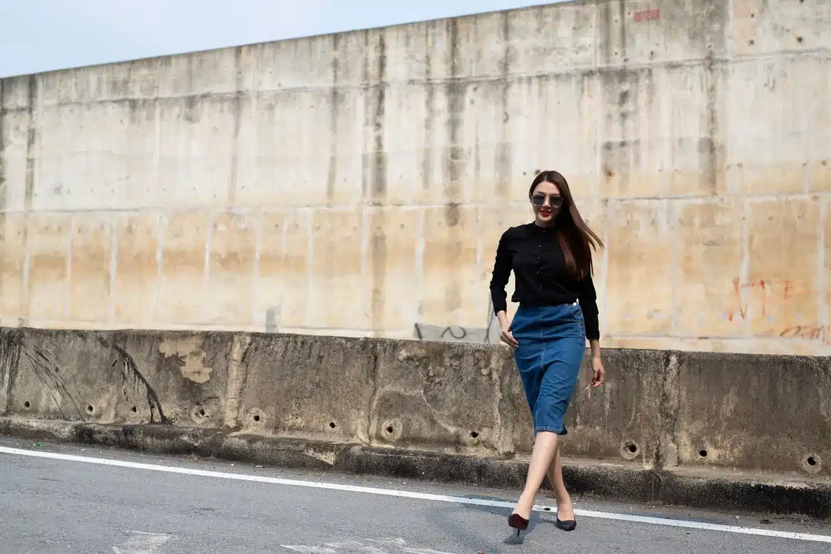 Verschiedene Outfit-Kombinationen mit Kitten Heels zu Jeans, Röcken und Hosen