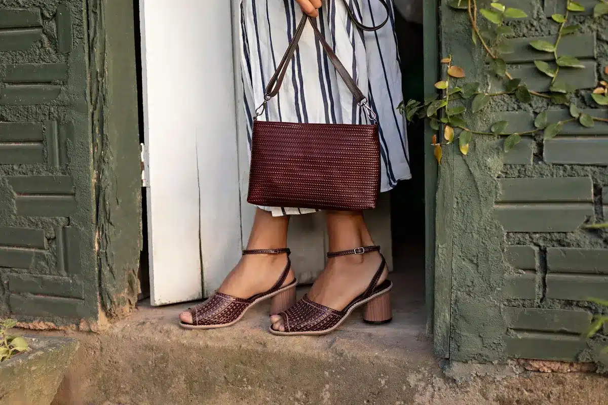 Frau trägt Kitten Heels mit texturierten Stoffen und neutralen Farben
