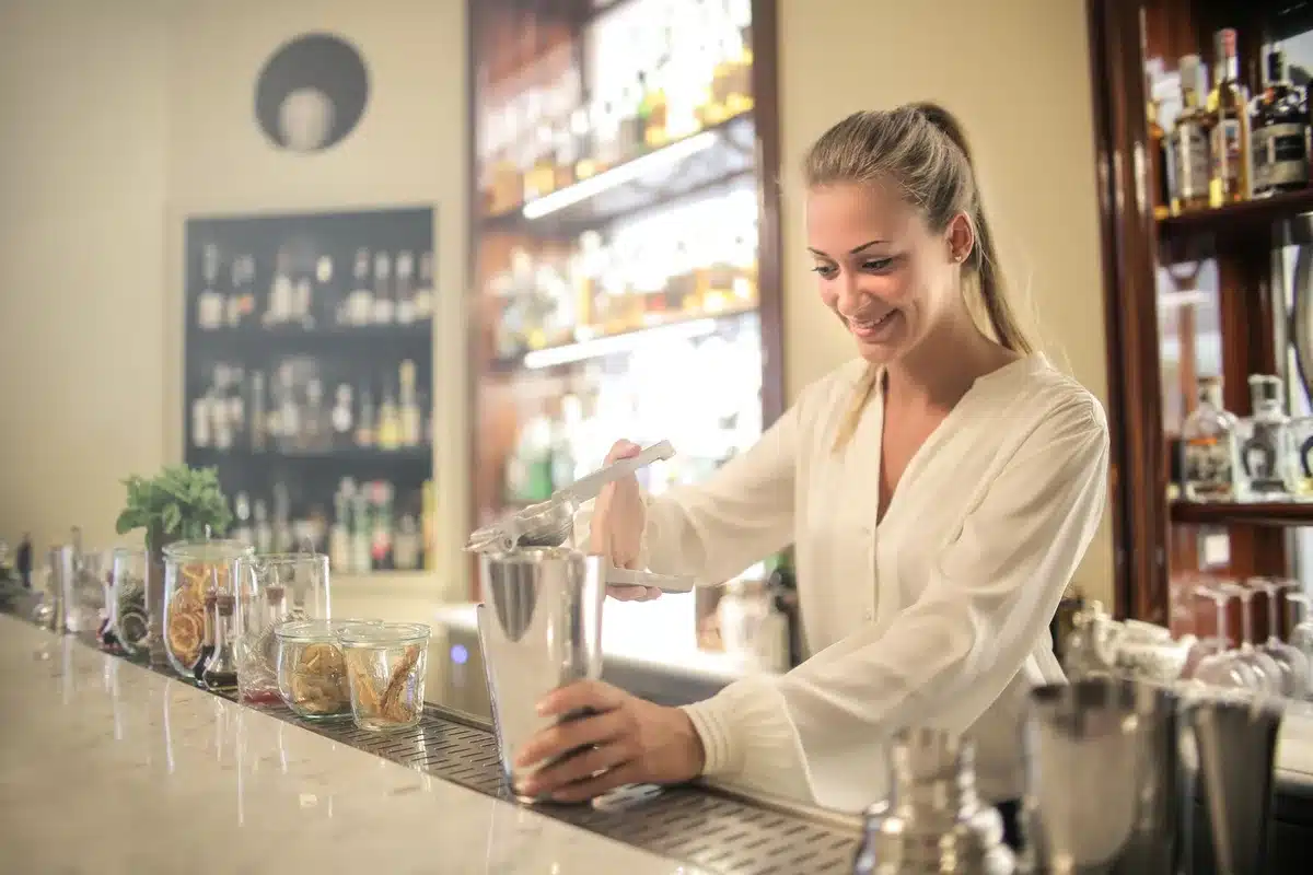 Eine Frau hinter einer Theke in einer Bar