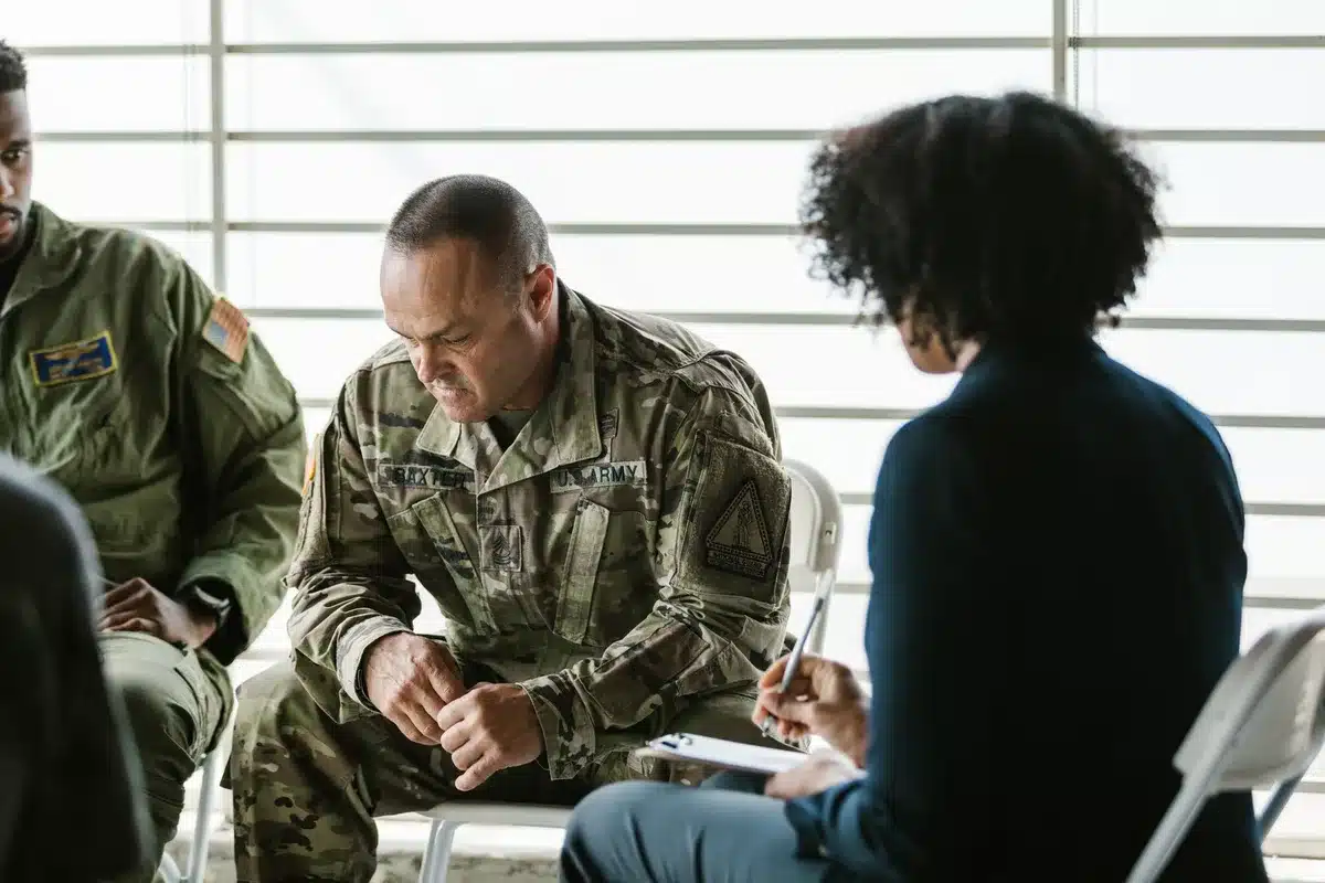 Ein ehemaliger Soldat sitzt nachdenklich, Zeichen von Trauma und Heilung