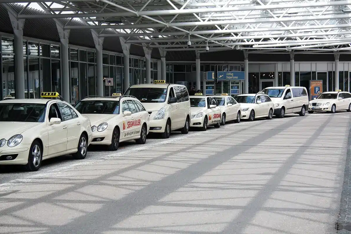 Nouvel aménagement et panneaux dans un terminal d'aéroport après renommage