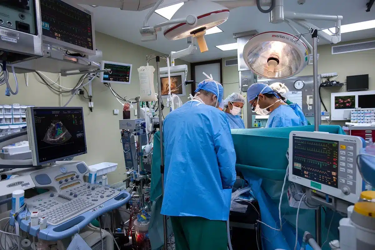 Salle d'opération pour intervention cérébrale avec équipe médicale