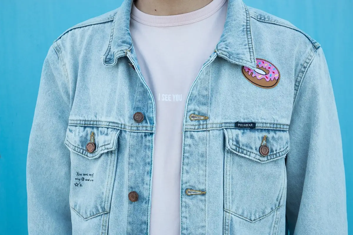 Structured jacket and dark jeans showing a streamlined silhouette