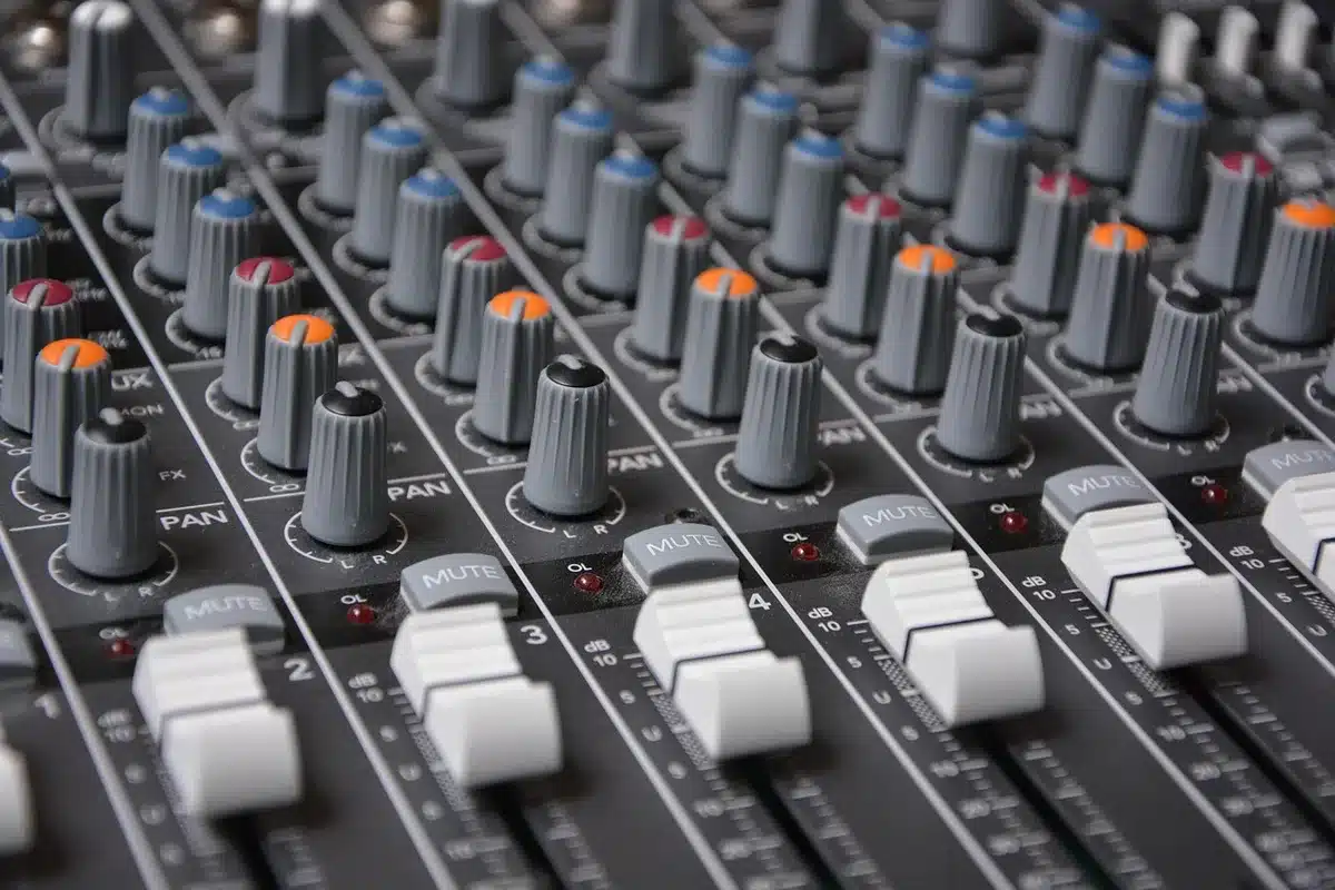 Console de mixage et pistes multitrack représentant l'édition d'un pont de chanson