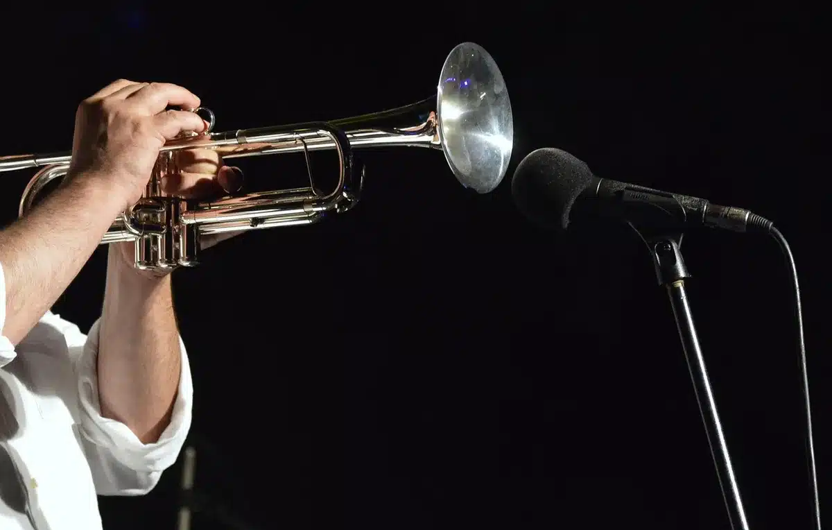 Musiciens de cuivre anonymes en studio enregistrant des parties de cuivres