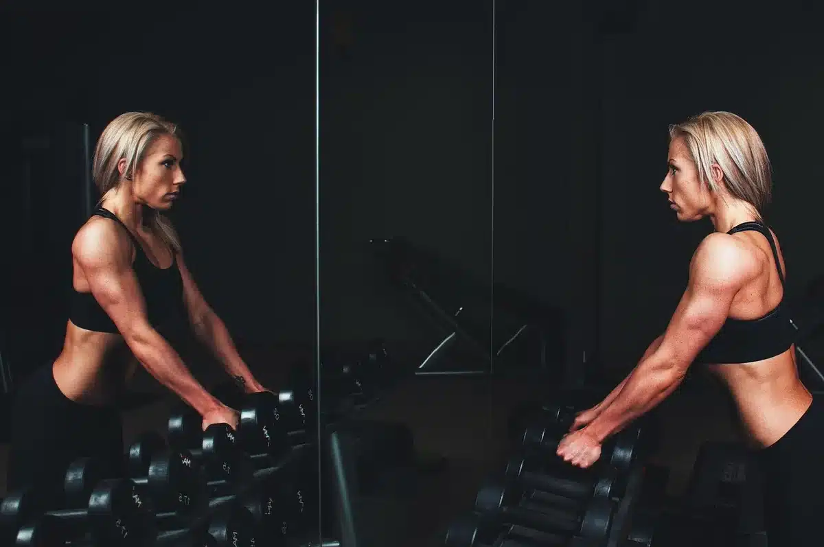 Silhouette féminine en sous-vêtements blancs entourée d'objets sportifs