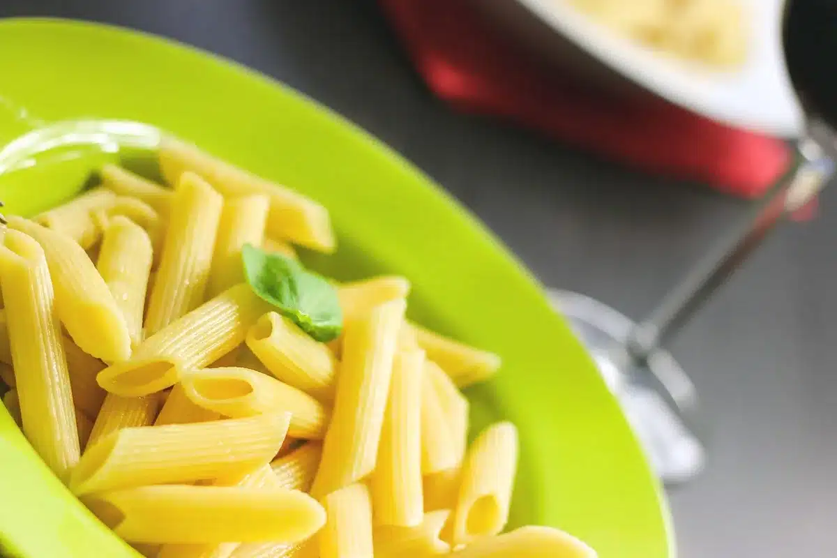 Intérieur de restaurant italien élégant avec éclairage aux bougies